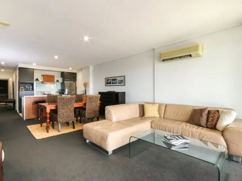 Large 3 Bedroom Apartment With River Views Near The Stadium - Tourism Bookings 0