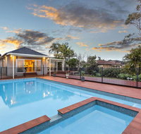 Lavish Lakefront Pool House - Events Australia