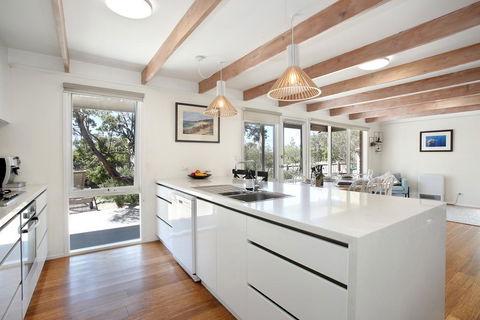 Luxury Beach House Only 250m To No 16 Back Beach! - Events Australia 0