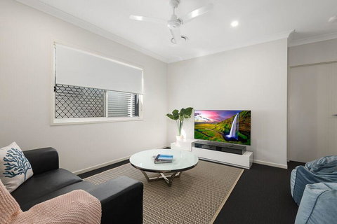 Luxury Home Close To Sleemans, QE2 Hospital & Griffith Uni - Events Australia 0