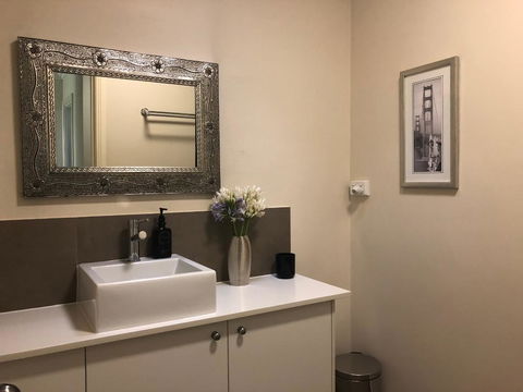 Luxury Room 15mins From Wagga's CBD - Tourism Bookings 1