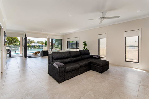 Luxury Waterfront Family Entertainer On Dolphin - Events Australia 3