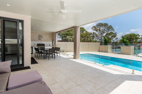 Luxury Waterfront Family Entertainer On Dolphin - Events Australia 1