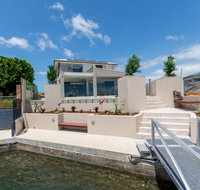 Luxury Waterfront Family Entertainer on Dolphin - Tourism Bookings