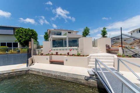 Luxury Waterfront Family Entertainer On Dolphin - Events Australia 0