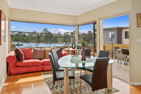 Manfield City Waterfront View Cottage - Events Australia 3
