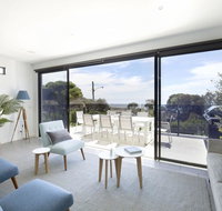 Mills Beach Retreat Luxury Family Retreat with hydrotherapy spa opposite beach walk to village - Events Australia