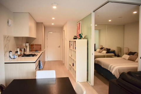 Modern 1 Bedroom Apartment In North Melbourne - Tourism Bookings 1