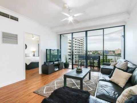 Modern 2 Bedroom River View Apartment In Docklands - Tourism Bookings 0