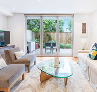 Modern apartment with large courtyard and short walk to Bondi Beach - Accommodation Europe