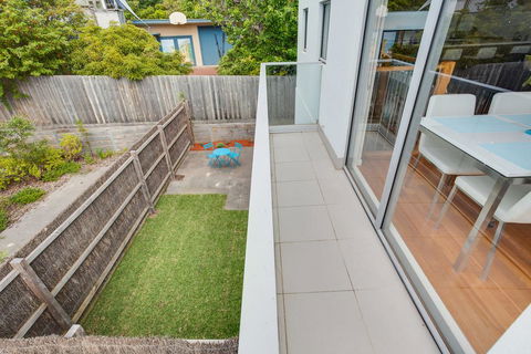 Modern McCrae Beauty - Events Australia 1