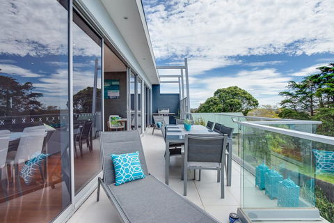 Modern McCrae Beauty - Events Australia 0