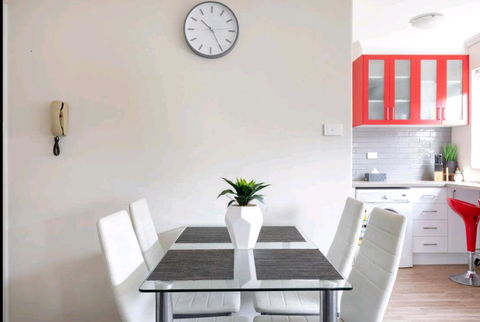 Modern St Kilda East Apartment - Free Parking - Events Australia 1