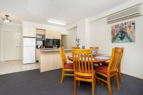 Oversized Eastend Sleeps 6 Free PARKING+POOL WIFI - Tourism Bookings 9