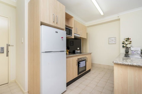 Oversized Eastend Sleeps 6 Free PARKING+POOL WIFI - Tourism Bookings 17