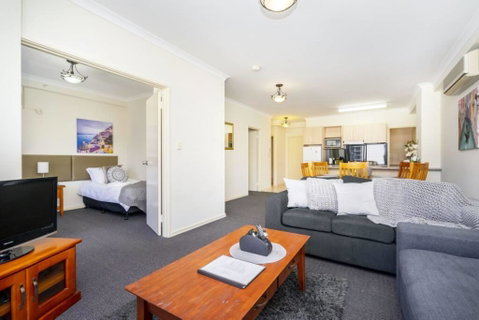 Oversized Eastend Sleeps 6 Free PARKING+POOL WIFI - Tourism Bookings 42
