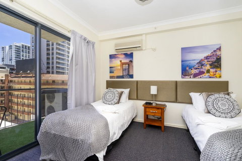 Oversized Eastend Sleeps 6 Free PARKING+POOL WIFI - Tourism Bookings 1