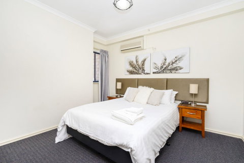 Oversized Eastend Sleeps 6 Free PARKING+POOL WIFI - Tourism Bookings 11