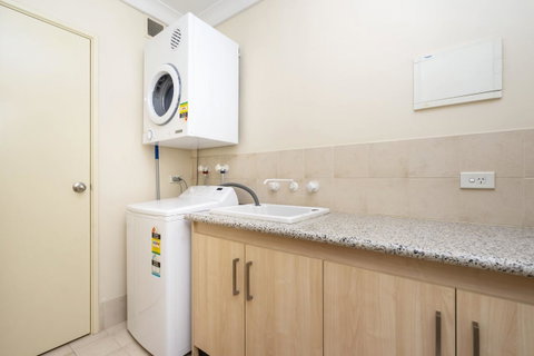 Oversized Eastend Sleeps 6 Free PARKING+POOL WIFI - Tourism Bookings 12