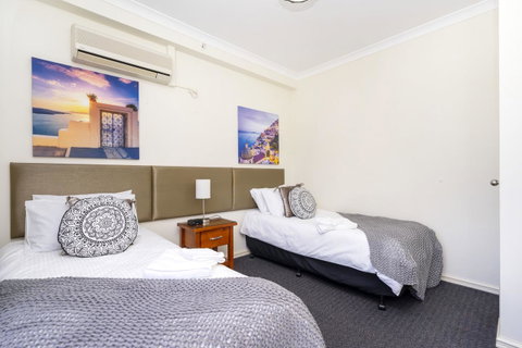 Oversized Eastend Sleeps 6 Free PARKING+POOL WIFI - Tourism Bookings 19