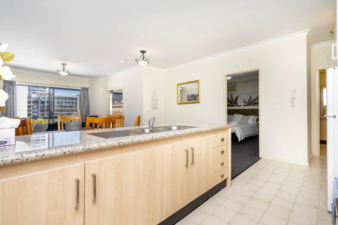 Oversized Eastend Sleeps 6 Free PARKING+POOL WIFI - Tourism Bookings 4