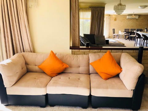 LA ANCHOR ON THE CANALS (MANDURAH) - Events Australia 2