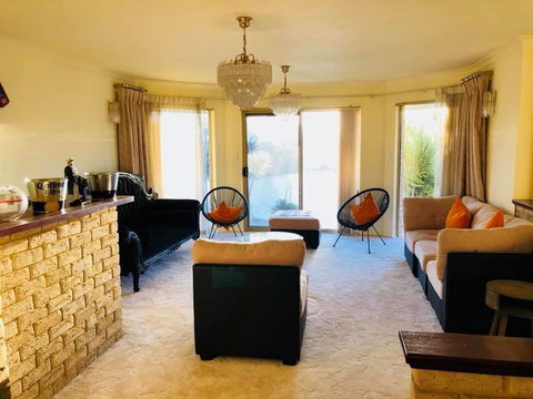 LA ANCHOR ON THE CANALS (MANDURAH) - Events Australia 1