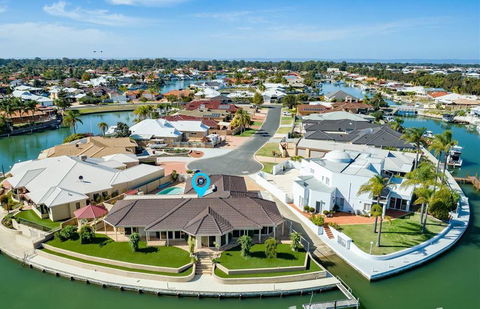 LA ANCHOR ON THE CANALS (MANDURAH) - Events Australia 0