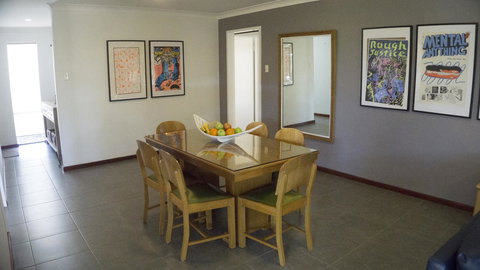 Relax, Bright & Airy Garden Villa - Events Australia 16