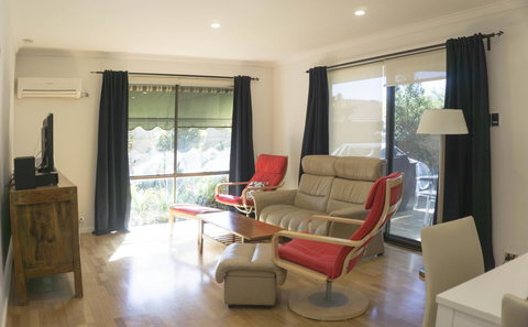 Relax, Bright & Airy Garden Villa - Events Australia 5