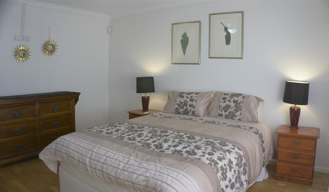 Relax, Bright & Airy Garden Villa - Events Australia 4