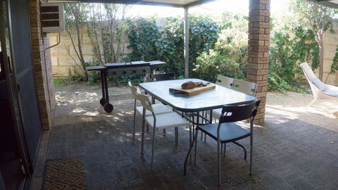 Relax, Bright & Airy Garden Villa - Events Australia 28