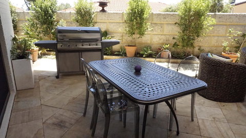 Relax, Bright & Airy Garden Villa - Events Australia 13