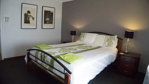 Relax, Bright & Airy Garden Villa - Events Australia 18