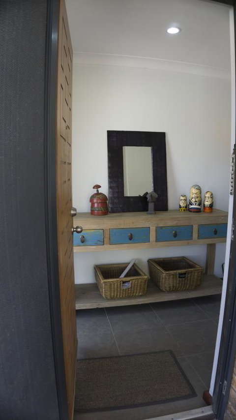 Relax, Bright & Airy Garden Villa - Events Australia 7