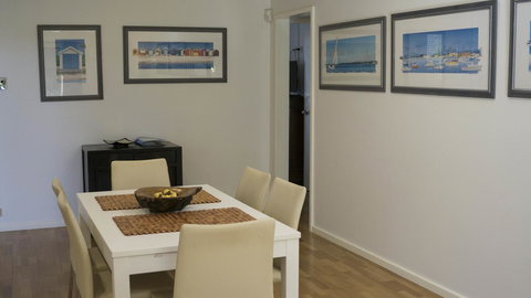 Relax, Bright & Airy Garden Villa - Events Australia 6