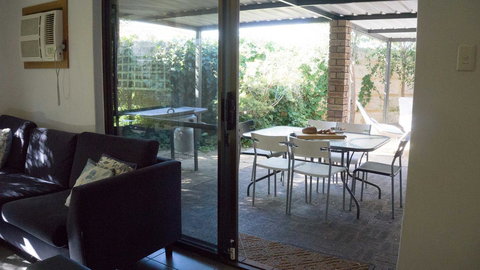 Relax, Bright & Airy Garden Villa - Events Australia 29