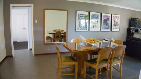 Relax, Bright & Airy Garden Villa - Events Australia 15