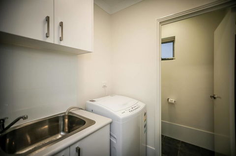 VIP Stays - Villa De Burswood Luxury 3BR Suite W/ King Bed FREE WIFI - Accommodation Europe 4
