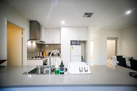 VIP Stays - Villa De Burswood Luxury 3BR Suite W/ King Bed FREE WIFI - Accommodation Europe 26