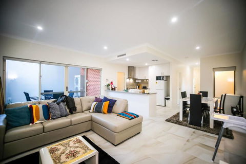 VIP Stays - Villa De Burswood Luxury 3BR Suite W/ King Bed FREE WIFI - Accommodation Europe 0
