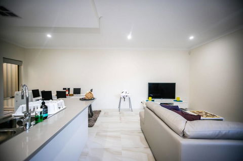 VIP Stays - Villa De Burswood Luxury 3BR Suite W/ King Bed FREE WIFI - Accommodation Europe 8