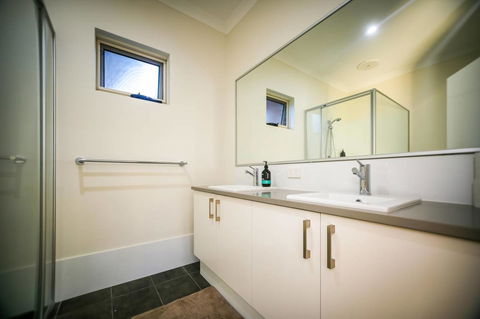 VIP Stays - Villa De Burswood Luxury 3BR Suite W/ King Bed FREE WIFI - Accommodation Europe 3