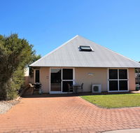 Osprey Holiday Village Unit 103/1 Bed - Perfect short stay apartment with King size bed - Events Australia