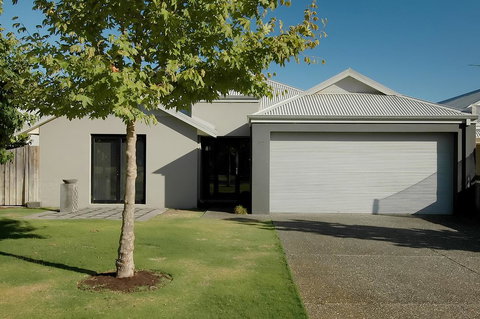 THE SANCTUARY LUXURY HOLIDAY HOME - Events Australia 0