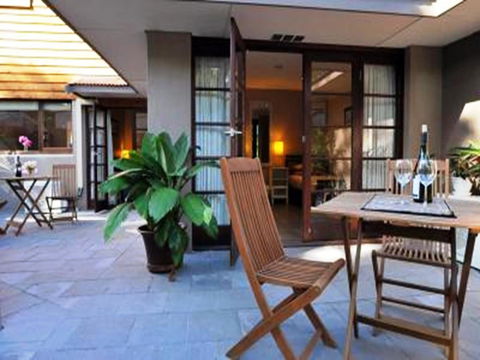 Waikiki Beach Bed And Breakfast - Events Australia 8