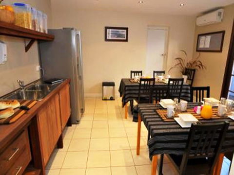 Waikiki Beach Bed And Breakfast - Events Australia 13