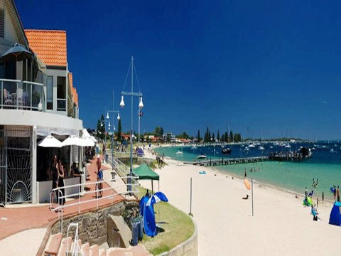 Waikiki Beach Bed And Breakfast - Events Australia 15