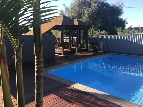 Waikiki Beach Bed And Breakfast - Events Australia 1