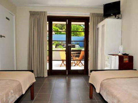 Waikiki Beach Bed And Breakfast - Events Australia 14